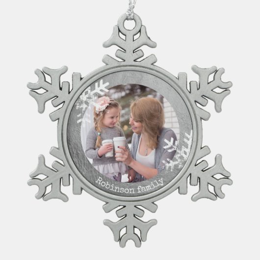 Beunruhigte Schneeflocken Silver Foto Monogram Schneeflocken Zinn-Ornament (Vorderseite)