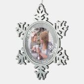 Beunruhigte Schneeflocken Silver Foto Monogram Zinn-Ornament (Rechts)