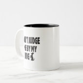 Beurteile mich nicht durch meinen Hund Zweifarbige Tasse (Vorderseite Links)