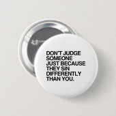 BEURTEILEN SIE NICHT JEMAND, WEIL SIE ANDERS ALS BUTTON (Vorne & Hinten)