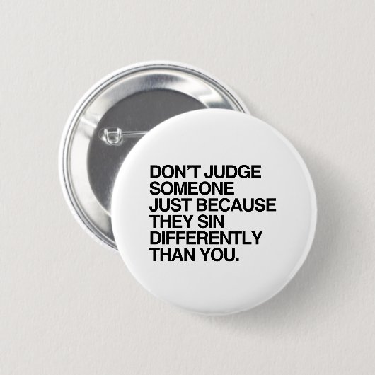 BEURTEILEN SIE NICHT JEMAND, WEIL SIE ANDERS ALS BUTTON (Vorne & Hinten)