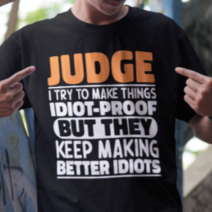 Beurteilung Ich versuche, Dinge zu beurteilen, die T-Shirt