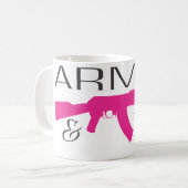 Bewaffnet u. höflich, Weiß 11-Unze-klassische Kaffeetasse (Vorderseite Links)