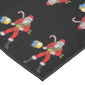 Bewaffneter Weihnachtsmann Tischdecke (Schrägansicht)
