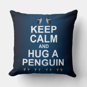 Bewahren Sie Ruhe und Umarmen Sie ein Pinguin-Kiss Kissen