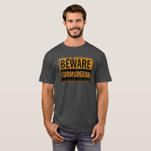 BEWARE CURMUDGEON - Warnschild für rostiges Metall T-Shirt (Vorne ganz)