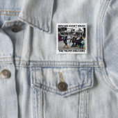 "BEWARE (DON'T WEAR) THE TRUMP SNEAKERS" BUTTON (Beispiel)