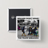"BEWARE (DON'T WEAR) THE TRUMP SNEAKERS" BUTTON (Vorne & Hinten)
