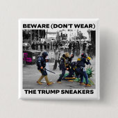 "BEWARE (DON'T WEAR) THE TRUMP SNEAKERS" BUTTON (Vorderseite)