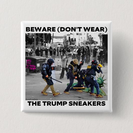 "BEWARE (DON'T WEAR) THE TRUMP SNEAKERS" BUTTON (Vorderseite)