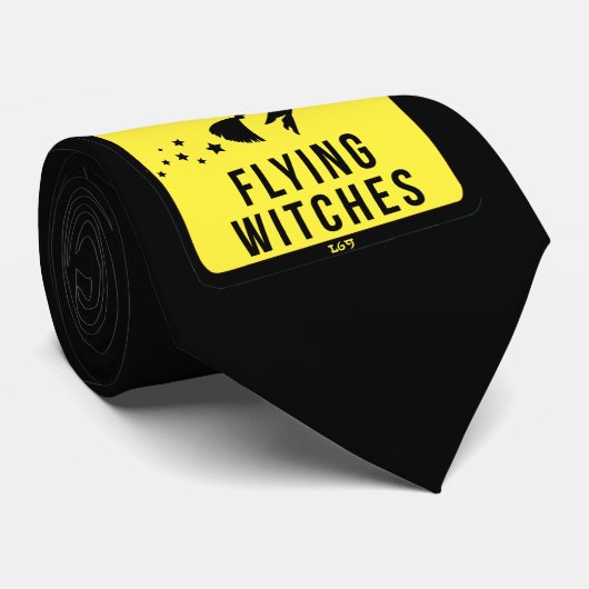 BEWARE FLYING WITCHES lustige halloween Krawatte (Gerollt)