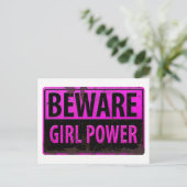 BEWARE Girl Power - Schild mit der Gefahr durch ro Postkarte (Stehend Vorderseite)