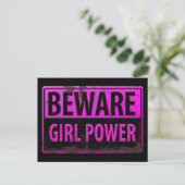 BEWARE Girl Power - Schild mit der Gefahr durch ro Postkarte (Stehend Vorderseite)