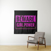 BEWARE Girl Power - Schild mit der Gefahr durch ro Wandteppich (Beispiel)