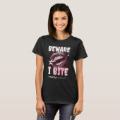 BEWARE I BITE - Grunge Vampire Aesthetic Y2K Goth  T-Shirt (Vorne ganz)