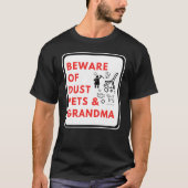 Beware of dust pets and grandma sign T-Shirt (Vorderseite)