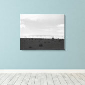 Bewässerung auf einem Hügel 16x20 in Schwarz-Weiß- Leinwanddruck (Insitu (Holzboden))