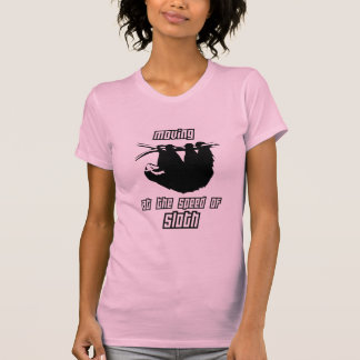 Bewegen mit der Geschwindigkeit der Trägheit T-Shirt
