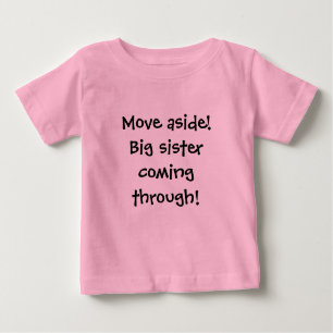 Bewegung beiseite! Große Schwester, die durch Baby T-shirt