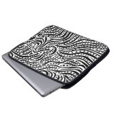 Bewegung zum Wasser - Schwarz und Weiß Laptopschutzhülle (Vorne Knopf)