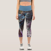 Bewegungswellen, Stahlblau mit Lila Capri Leggings (Vorderseite)
