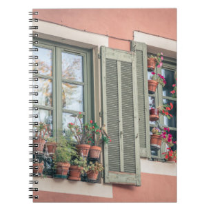 BEWERTETE BLUME IN VASE NEAR FENSTER NOTIZBLOCK