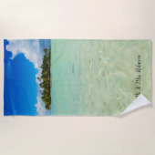 Bewohnte Insel in einer tropisch blauen Lagune Strandtuch (Vorderseite)