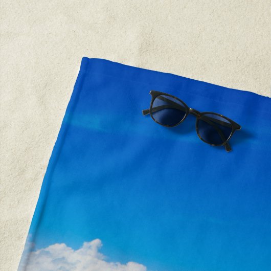 Bewohnte Insel in einer tropisch blauen Lagune Strandtuch (Beispiel)