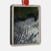 Bewölkte Straßen sind sichtbar Silbernes Ornament (Rechts)