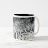 Bewölkte Straßen sind sichtbar Zweifarbige Tasse (VorderseiteRechts)