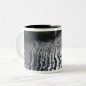 Bewölkte Straßen sind sichtbar Zweifarbige Tasse (Vorderseite Links)