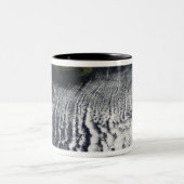 Bewölkte Straßen sind sichtbar Zweifarbige Tasse (Mittel)