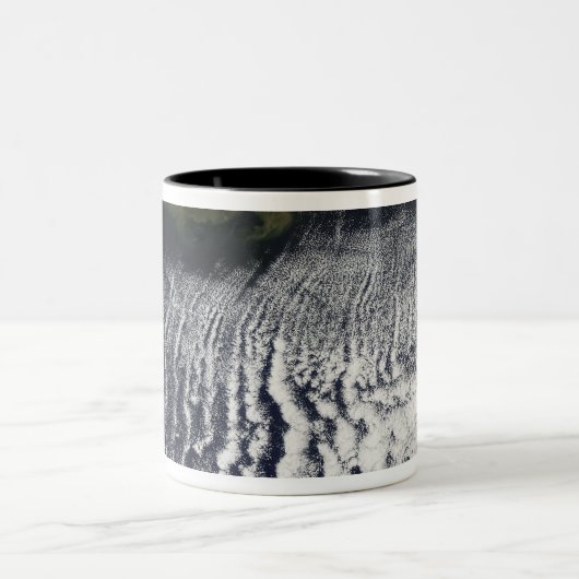 Bewölkte Straßen sind sichtbar Zweifarbige Tasse (Mittel)