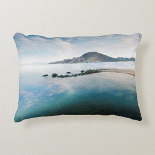 Bewölkter blauer Himmel, der im See sich Dekokissen