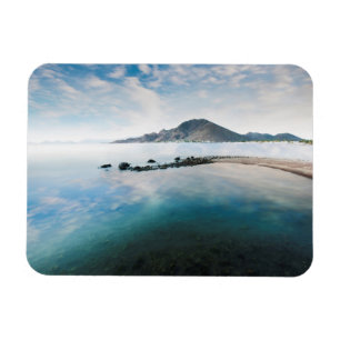 Bewölkter blauer Himmel, der im See sich Magnet