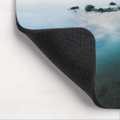 Bewölkter blauer Himmel, der im See sich Mousepad (Ecke)