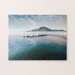 Bewölkter blauer Himmel, der im See sich Puzzle