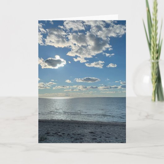 Bewölkter blauer Himmel leerer Strand (Vorderseite)