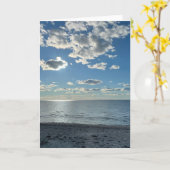 Bewölkter blauer Himmel leerer Strand  Karte (Gelbe Blume)