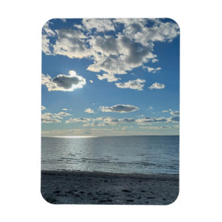 Bewölkter blauer Himmel leerer Strand  Magnet