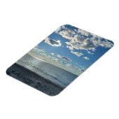 Bewölkter blauer Himmel leerer Strand  Magnet (Linke Seite)