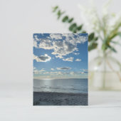 Bewölkter blauer Himmel leerer Strand Postkarte (Stehend Vorderseite)