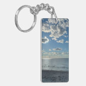 Bewölkter blauer Himmel leerer Strand  Schlüsselanhänger (Vorderseite links)