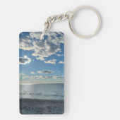 Bewölkter blauer Himmel leerer Strand  Schlüsselanhänger (Rückseite)