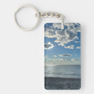Bewölkter blauer Himmel leerer Strand  Schlüsselanhänger