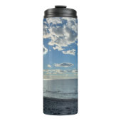 Bewölkter blauer Himmel leerer Strand Thermosbecher (Vorderseite)