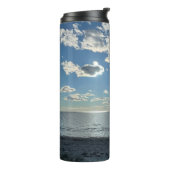 Bewölkter blauer Himmel leerer Strand Thermosbecher (Nach links gedreht)