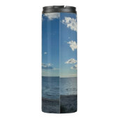 Bewölkter blauer Himmel leerer Strand Thermosbecher (Rückseite)