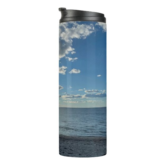 Bewölkter blauer Himmel leerer Strand Thermosbecher (Nach rechts gedreht)