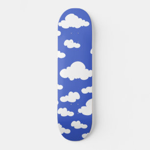 Bewölkter blauer Himmel Weiße Wolken Träumerische Skateboard